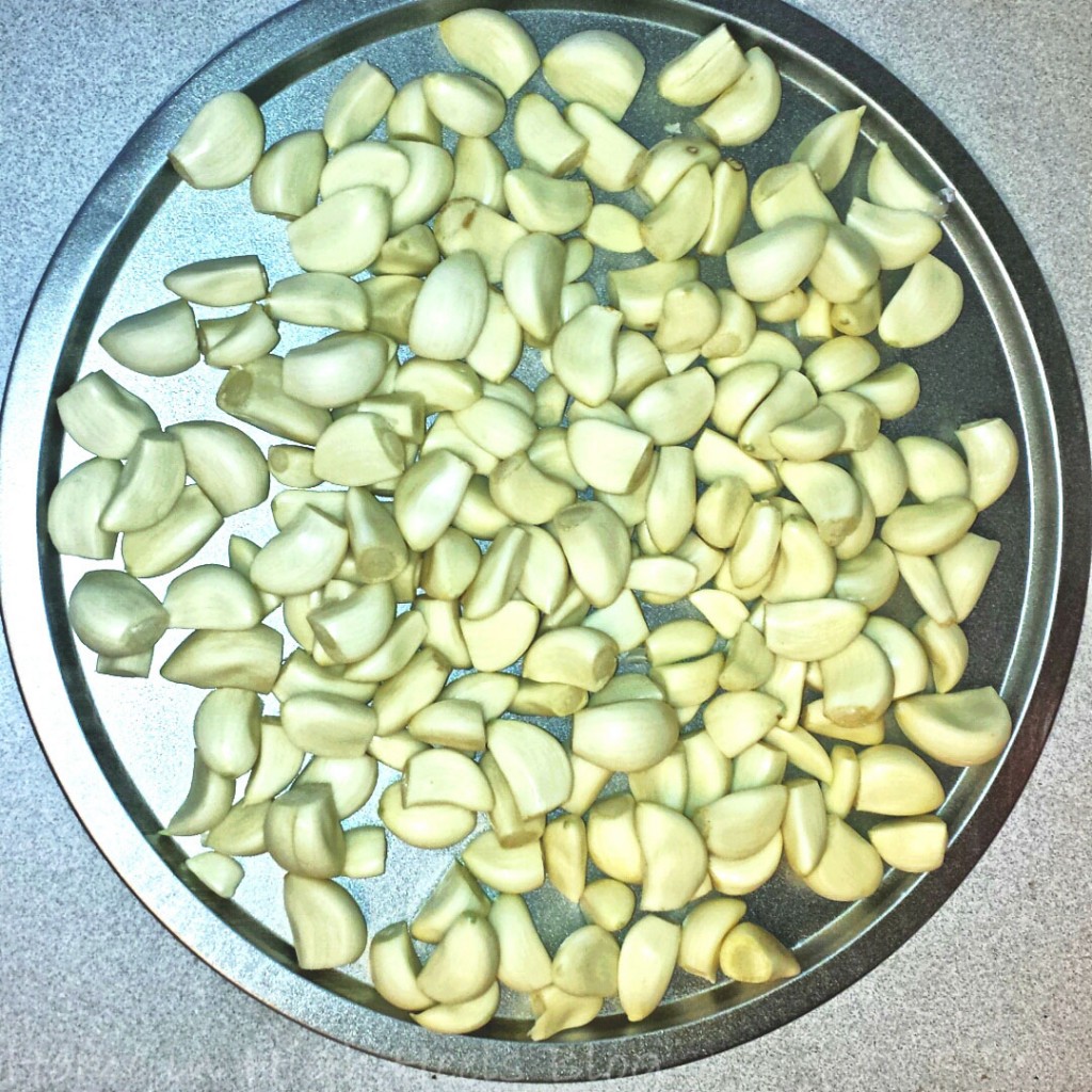 lots of peeled garlic pieces garlic cloves picture