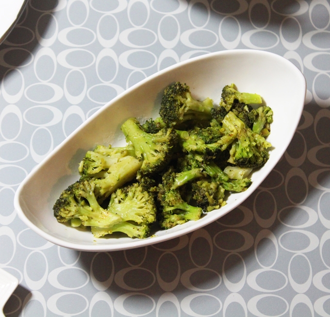 This family meal includes a roasted chicken, sour cream & onion potatoes, buffalo cauliflower, ranch broccoli, & some garlic cheese toast. Prep it & have it on the table in under 20 minutes easy! Check out tips & tricks as well was recipes, home, & lifestyle posts on Home in High Heels!