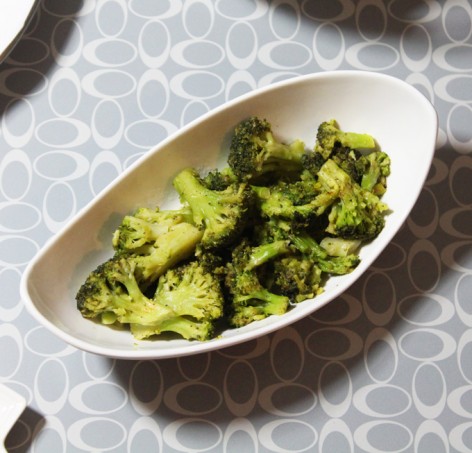 This family meal includes a roasted chicken, sour cream & onion potatoes, buffalo cauliflower, ranch broccoli, & some garlic cheese toast. Prep it & have it on the table in under 20 minutes easy! Check out tips & tricks as well was recipes, home, & lifestyle posts on Home in High Heels!