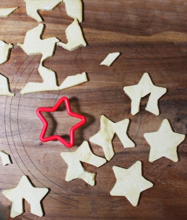 A simple recipe for the BEST slowcooker hot chocolate- a crockpot recipe perfect for a party! & a DIY tutorial for those cute over-the-mug cutout cookies too! I went with stars- but most shapes will work! Read more about lifestyle, food, & style on Home in High Heels