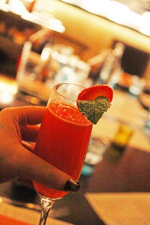 Searsucker Thanksgiving Fizzy Lifter Recently the Vegas Lifestyle Influencers had the opportunity to hop on over to Searsucker & enjoy a thanksgiving feast! Never been to Searsucker? The restaurant is located inside Caesars Palace on the Las Vegas Strip. It has a bit of a retro, unique vibe with seriously cool, eclectic accents. The food is described as "new American" & most of the items on the menu are completely unique or have a fun twist. Ready to see what they served up for an ALMOST traditional Thanksgiving meal? Keep reading to check it out on Home in High Heels