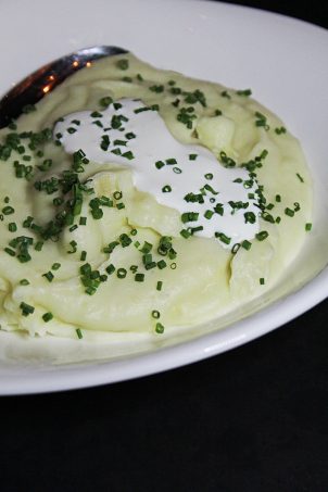 Searsucker Thanksgiving Horseradish Chive Mashed Potatoes Recently the Vegas Lifestyle Influencers had the opportunity to hop on over to Searsucker & enjoy a thanksgiving feast! Never been to Searsucker? The restaurant is located inside Caesars Palace on the Las Vegas Strip. It has a bit of a retro, unique vibe with seriously cool, eclectic accents. The food is described as "new American" & most of the items on the menu are completely unique or have a fun twist. Ready to see what they served up for an ALMOST traditional Thanksgiving meal? Keep reading to check it out on Home in High Heels
