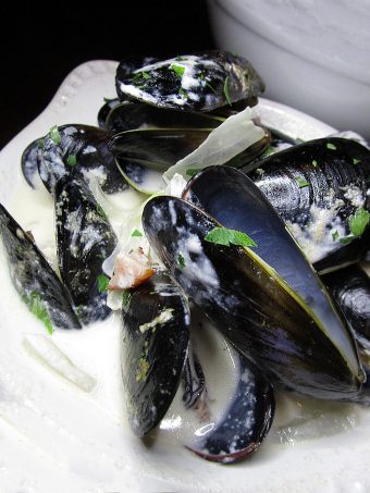 MOULES POULETTE 1lb PEI mussels with bacon and onions cream sauce. Served with french fries. Black, White, Red, & French! Oh La La Bistro Restaurant Recap in Las Vegas with Christmas in Paris Little Red Dress Curvy OOTD on Home in High Heels