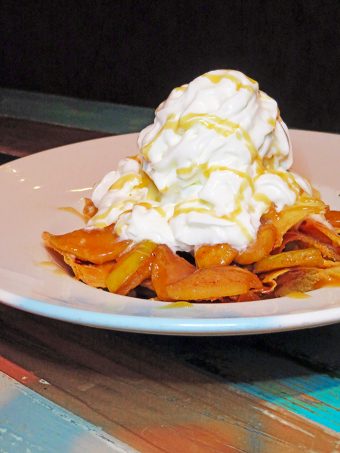Fajitas are basically an acceptable dinner sampler. & I'm here for it. Keep reading to check out our date night at Nacho Daddy in Summerlin / Las Vegas including Apple Pie Nachos on Home in High Heels