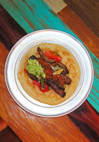 Fajitas are basically an acceptable dinner sampler. & I'm here for it. Keep reading to check out our date night at Nacho Daddy in Summerlin / Las Vegas including Apple Pie Nachos on Home in High Heels