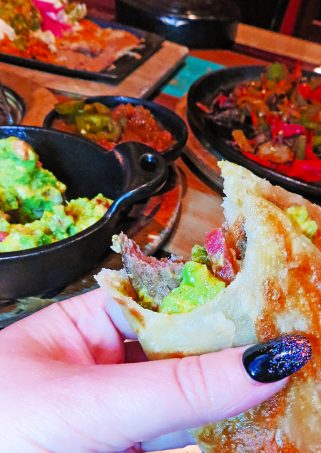 Fajitas are basically an acceptable dinner sampler. & I'm here for it. Keep reading to check out our date night at Nacho Daddy in Summerlin / Las Vegas including Apple Pie Nachos on Home in High Heels