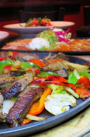 Fajitas are basically an acceptable dinner sampler. & I'm here for it. Keep reading to check out our date night at Nacho Daddy in Summerlin / Las Vegas including Apple Pie Nachos on Home in High Heels