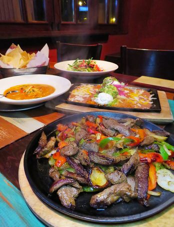 Fajitas are basically an acceptable dinner sampler. & I'm here for it. Keep reading to check out our date night at Nacho Daddy in Summerlin / Las Vegas including Apple Pie Nachos on Home in High Heels