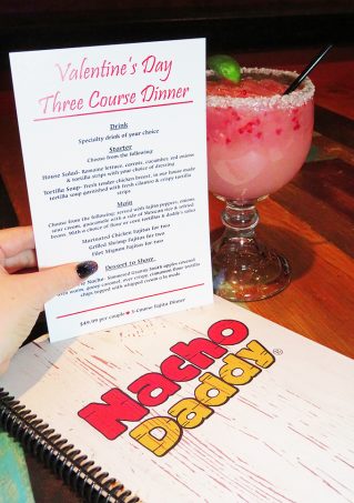 Fajitas are basically an acceptable dinner sampler. & I'm here for it. Keep reading to check out our date night at Nacho Daddy in Summerlin / Las Vegas including Apple Pie Nachos on Home in High Heels
