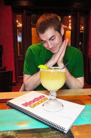 Fajitas are basically an acceptable dinner sampler. & I'm here for it. Keep reading to check out our date night at Nacho Daddy in Summerlin / Las Vegas including Apple Pie Nachos on Home in High Heels
